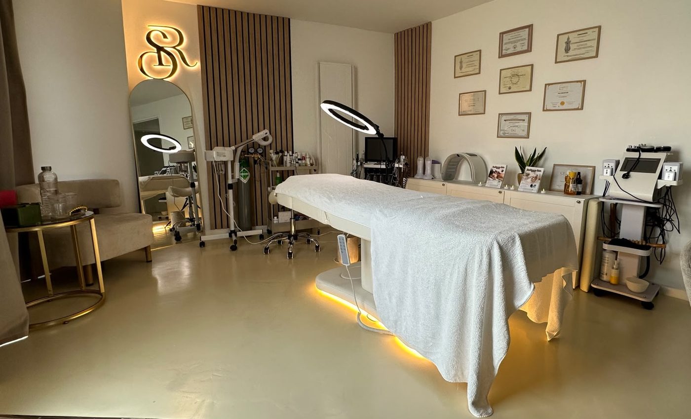 La cabine de Radiance Skin, table de soin éclairée et monogramme lumineux