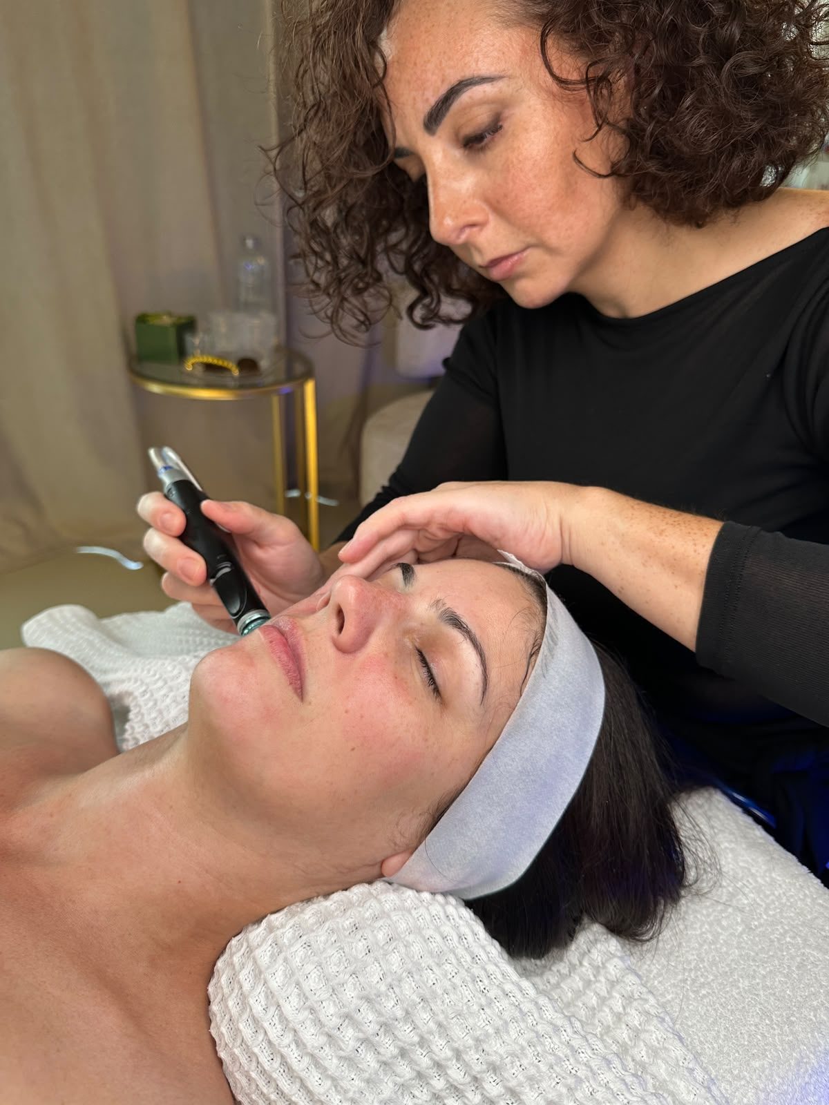 Soin au stylo sur le visage d'une cliente